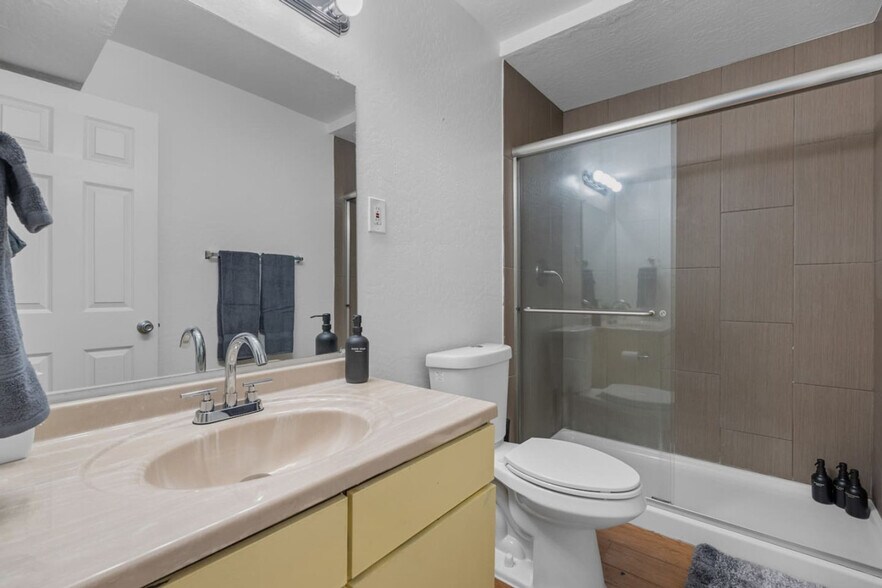 Building Photo - 109 E Broadway Rd