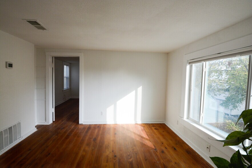 Building Photo - 814 W Russell Pl