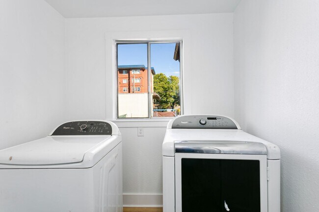 Building Photo - Beautiful 3 bd home close to the hospital