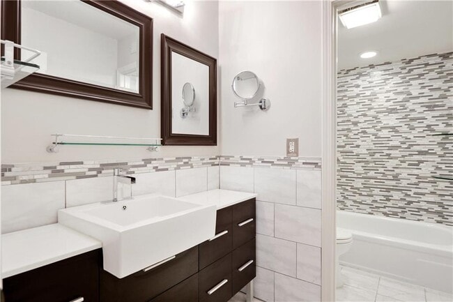 Building Photo - 60 Chaumont Square NW