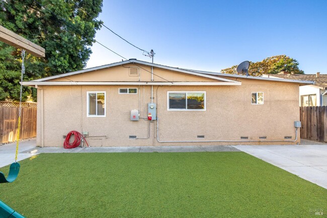 Building Photo - 372 Acacia St