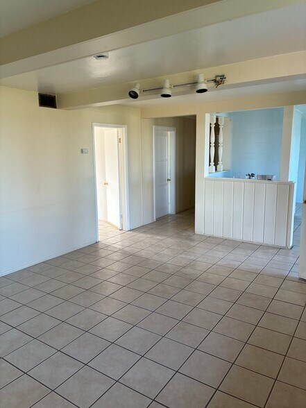 Building Photo - 558 E Avenue Q12