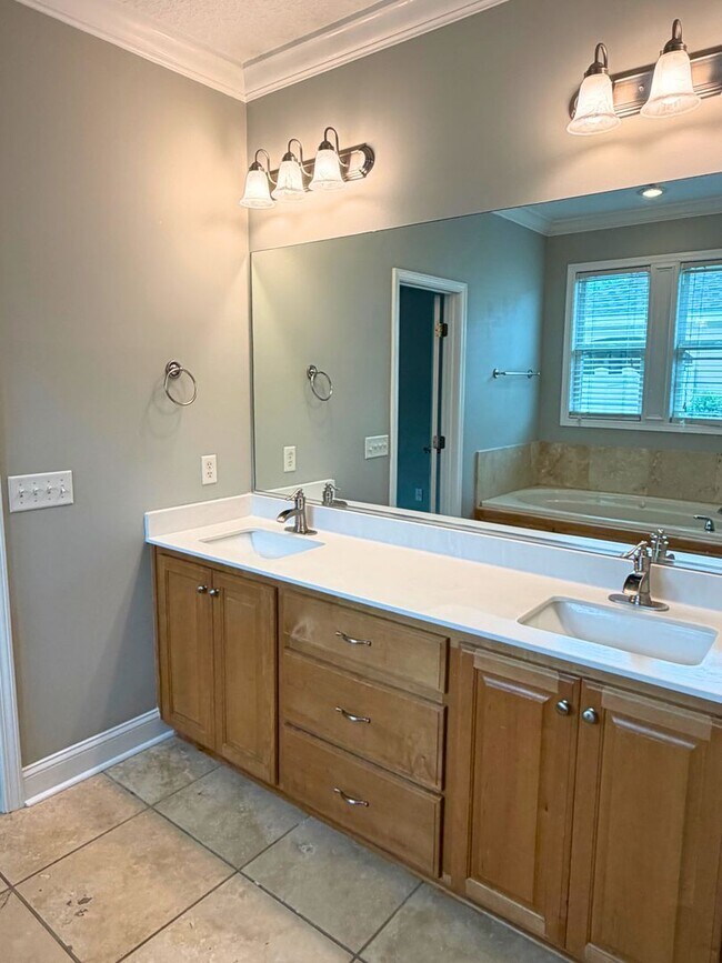 Building Photo - Rare find! 4/3 with amenities!