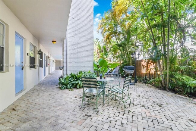 Building Photo - Spacious one bed one bath with pool!