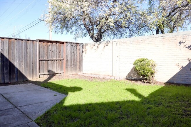 Building Photo - Spacious and bright 3-bedroom townhome-Nor...