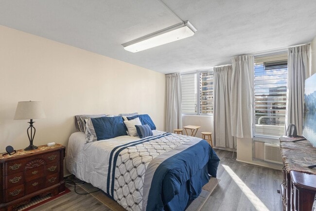 Building Photo - Heart of Waikiki | Kitchen | Free Parking ...