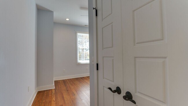 Building Photo - 3 Bedroom 3 Bath Apartment (October) Downt...