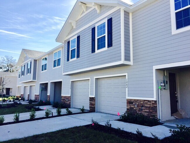 Building Photo - 1012 Dossey Oaks Lane Lakeland FL 33811