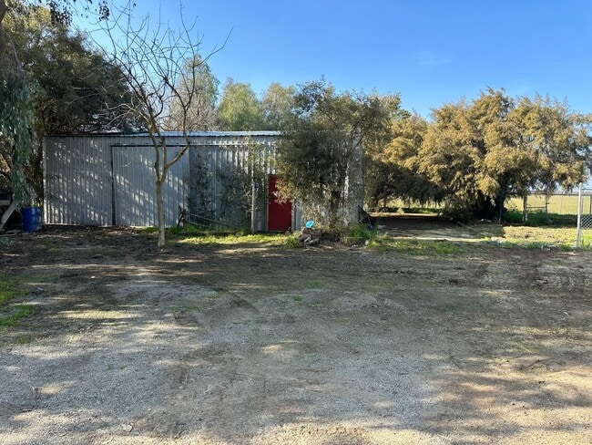 Building Photo - Rare horse property with huge workshop and dog kennels. Ready for move in