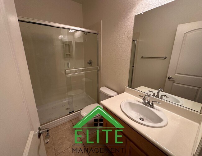 Building Photo - Spacious and Stylish 4-Bedroom Home in Des...