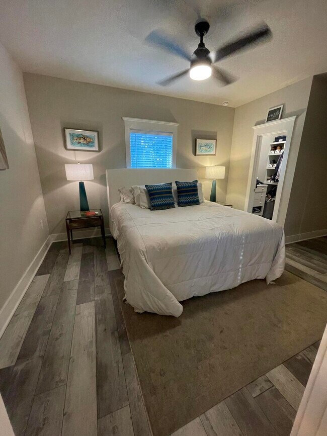 Building Photo - 105 1st St