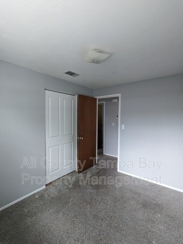 Building Photo - 6021 W Hanna Ave