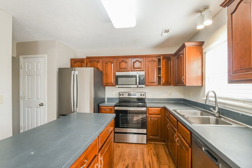 Building Photo - 5805 Tanager Ln