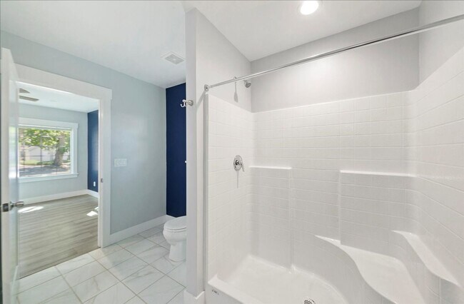 Building Photo - Bright, Spacious Home in Prime Southeast B...