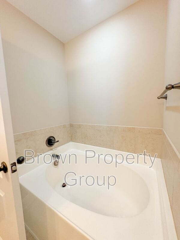 Building Photo - 1804 Shady Knoll Ln