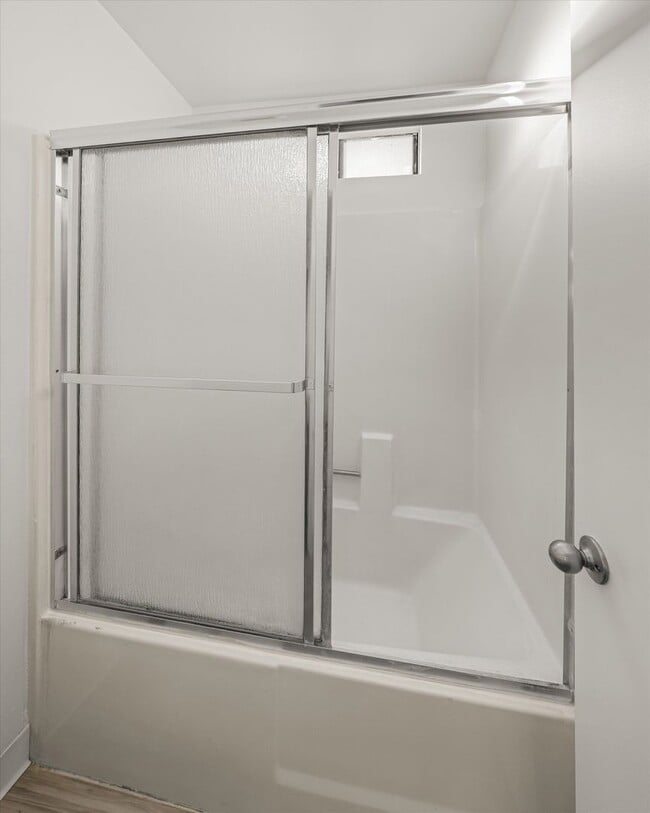 Building Photo - Large Renovated 3bed x 2.5bath Townhouse with Private Patio & 2-Car Garage