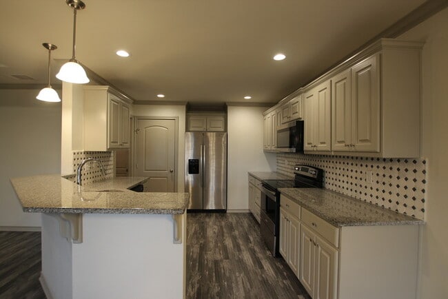 Building Photo - Beautiful 3 Bedroom 2 Bathroom Townhouse i...
