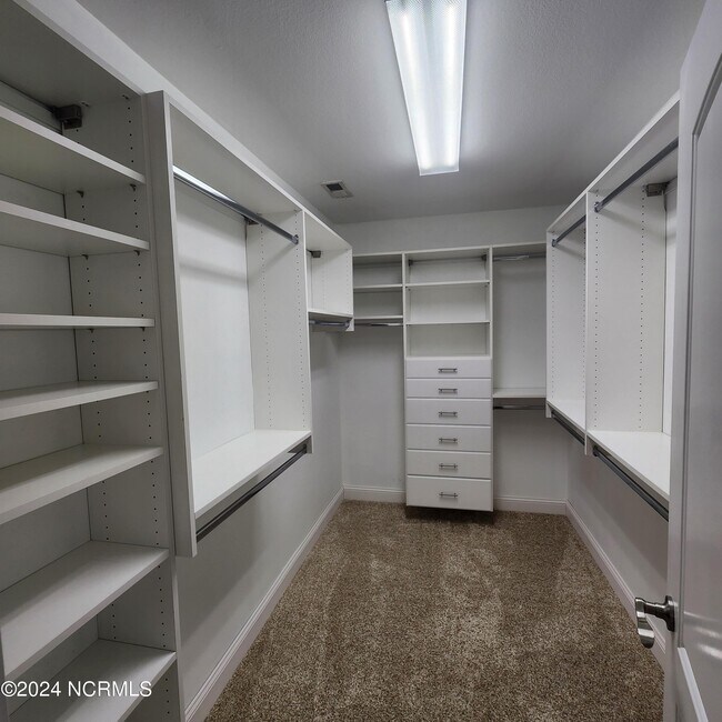 Building Photo - 115 Blue Bird Ln