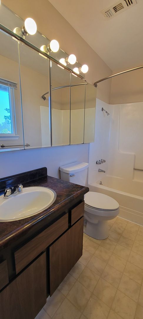 Building Photo - Charming 3 Bedroom, 2 Bath Home with Mountain Views