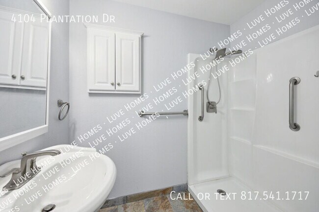 Building Photo - 4104 Plantation Dr