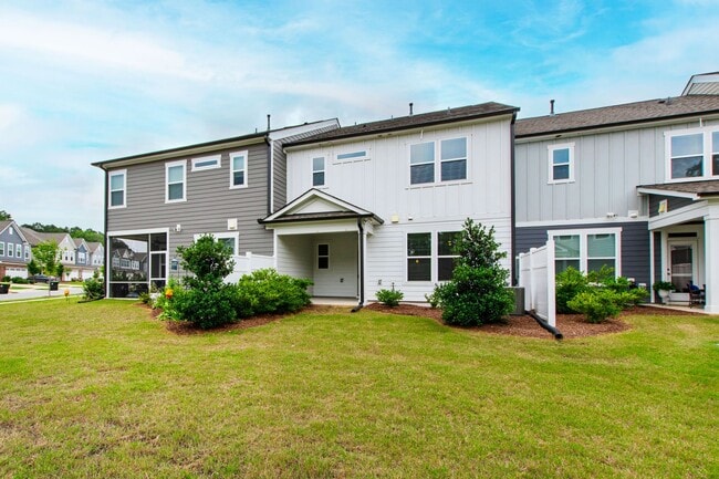 Building Photo - Beautifully Appointed Townhome in Prime Ho...