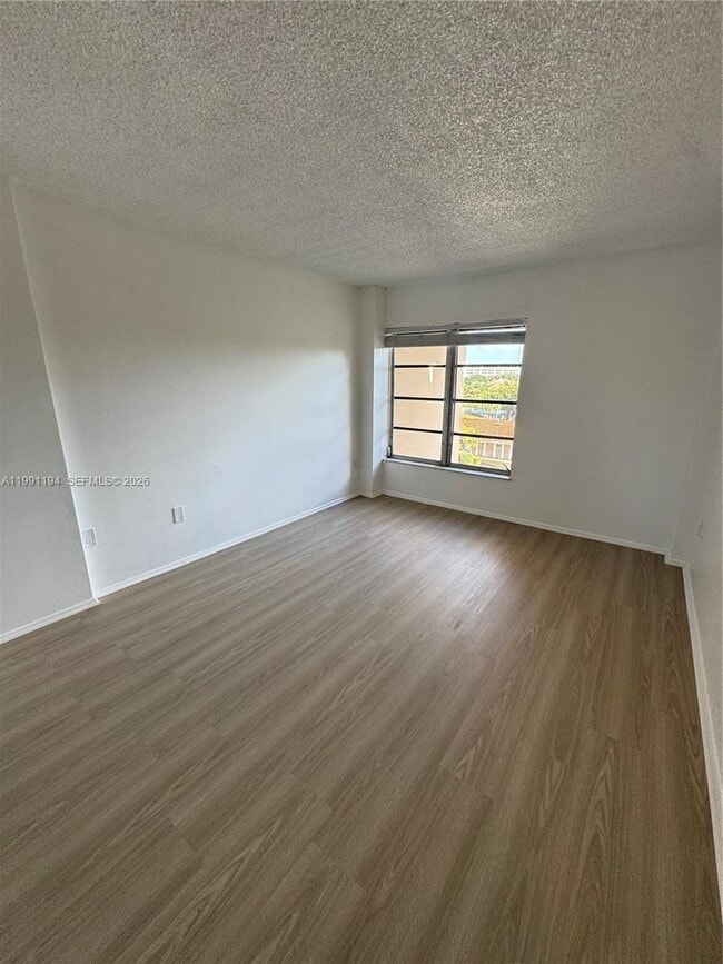 Building Photo - 4160 Inverrary Dr