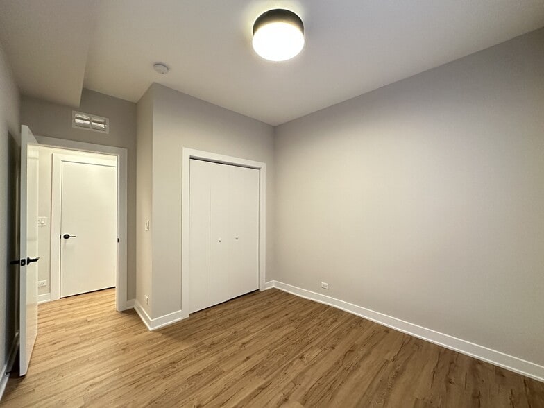 Building Photo - 661 W Wrightwood Ave