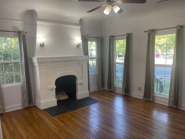 Building Photo - Cozy 2 bedroom bungalow home near UOP