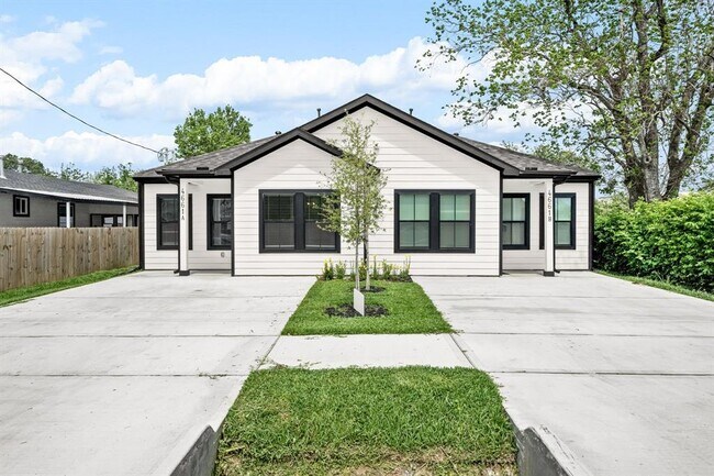 Building Photo - 4661 Clover St