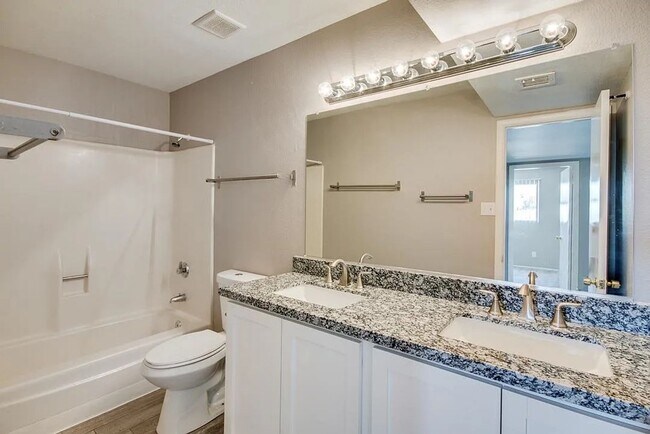 Building Photo - 6 Bedroom ASU house with pool and large yard