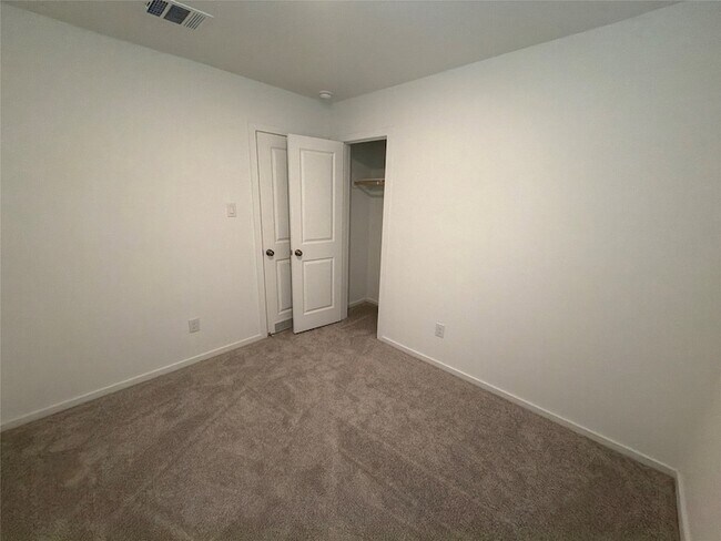 Building Photo - 930 Pertuso Ln