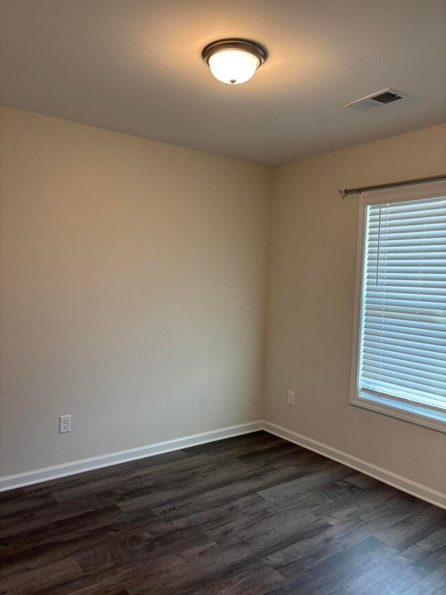 Building Photo - 335 Niblick Dr