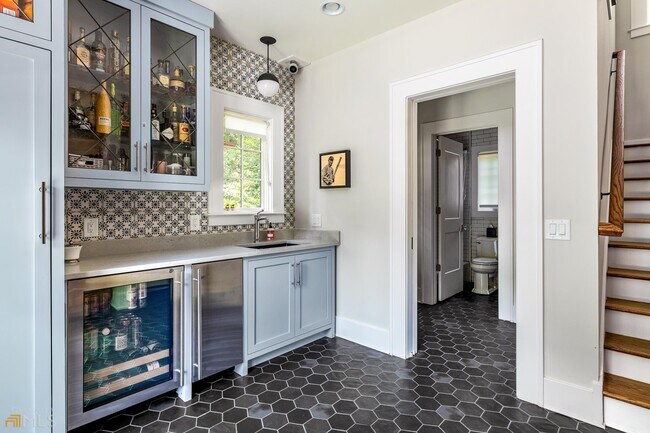 Building Photo - 3312 W Shadowlawn Ave NE