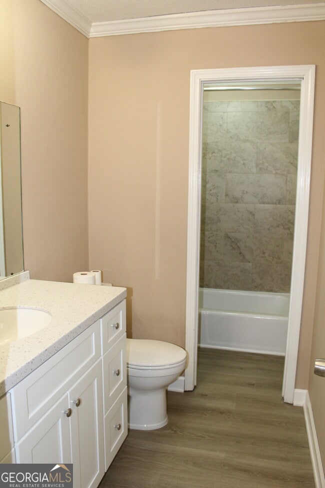 Building Photo - 289 Bruce St