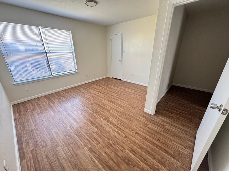Building Photo - 1203 Monroe Loop