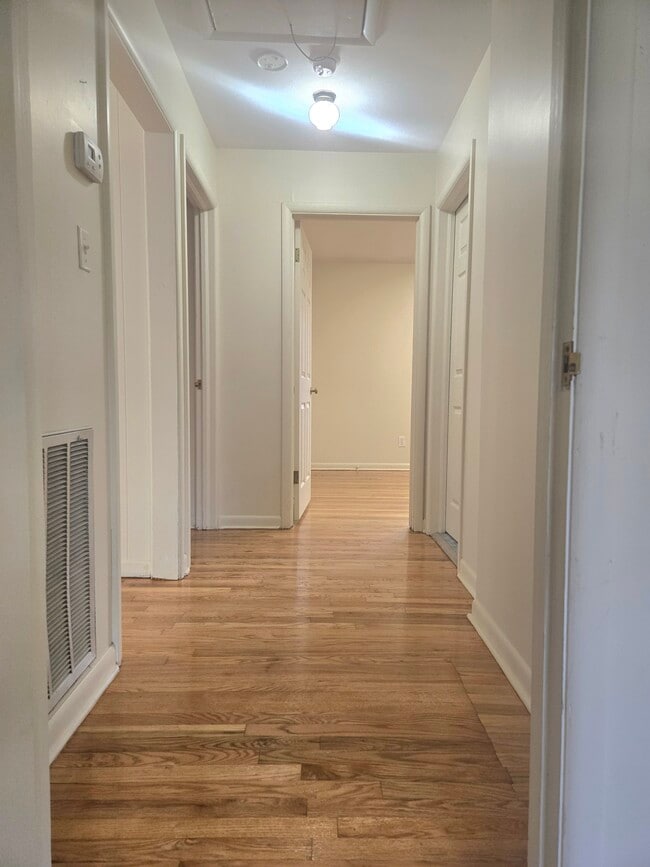 Building Photo - 107 Wayside Dr