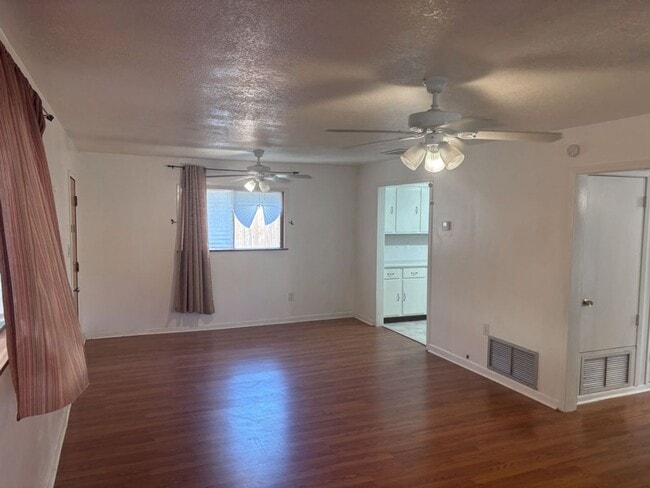 Building Photo - 2 bedroom/1 bath available for IMMEDIATE M...