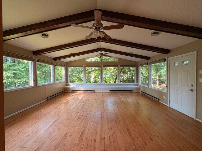 Building Photo - 203 Fleetwood Dr