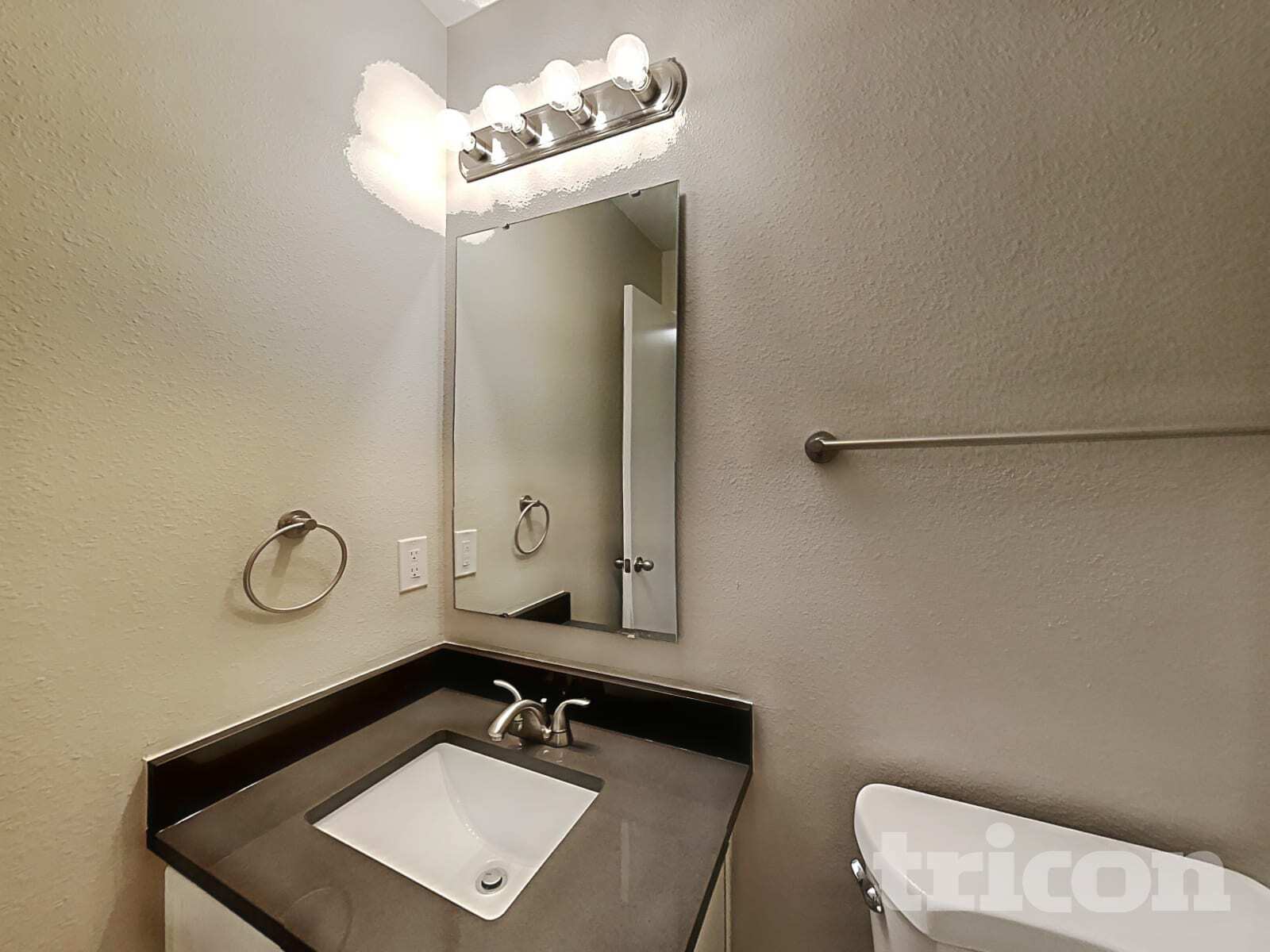 Building Photo - 7242 Fox Point Dr