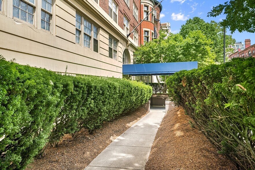 Building Photo - 531 Beacon St