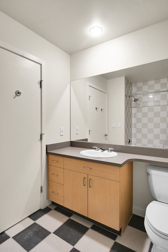 Building Photo - 0bd/1ba Bellevue Condo