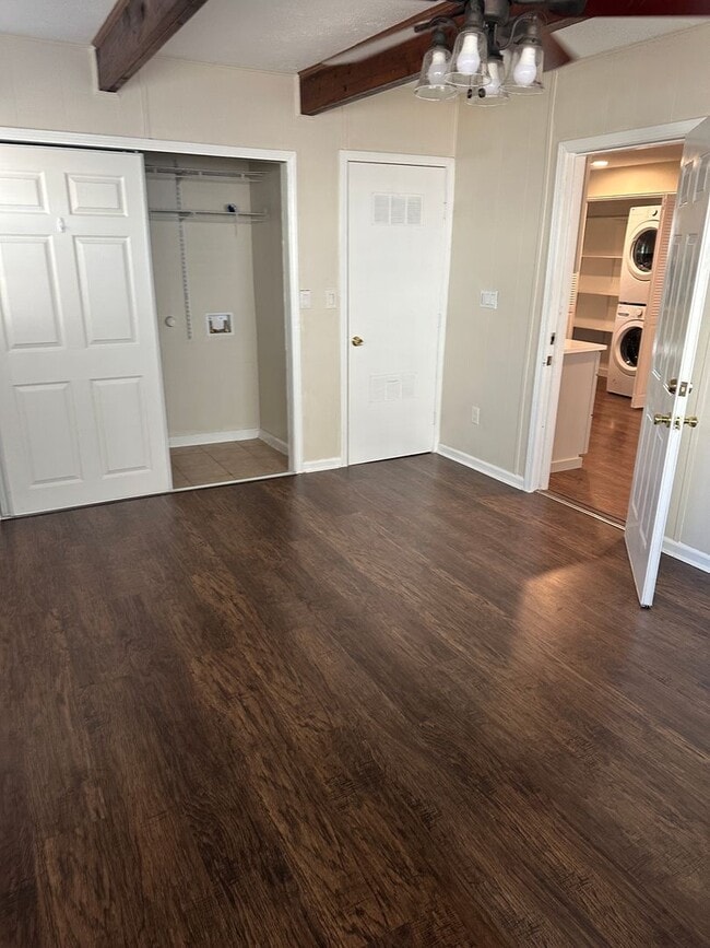 Building Photo - Large 5 Bedroom House in North Campus!