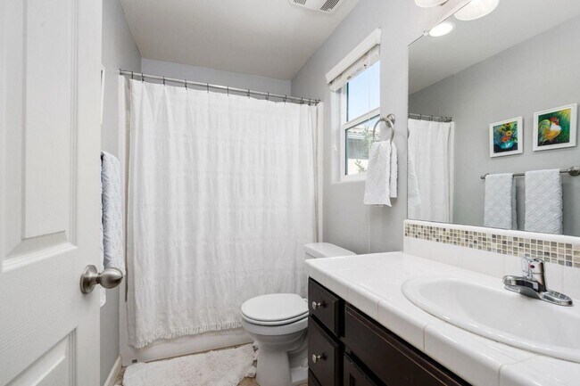 Building Photo - $2,295 Barstow & De Wolf, 3 Bedroom House ...