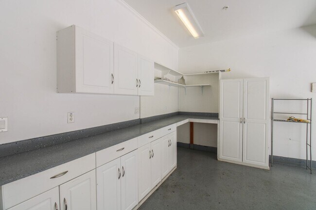 Building Photo - 4 bedroom 2.5 bathroom condo in Broad Street Village Complex