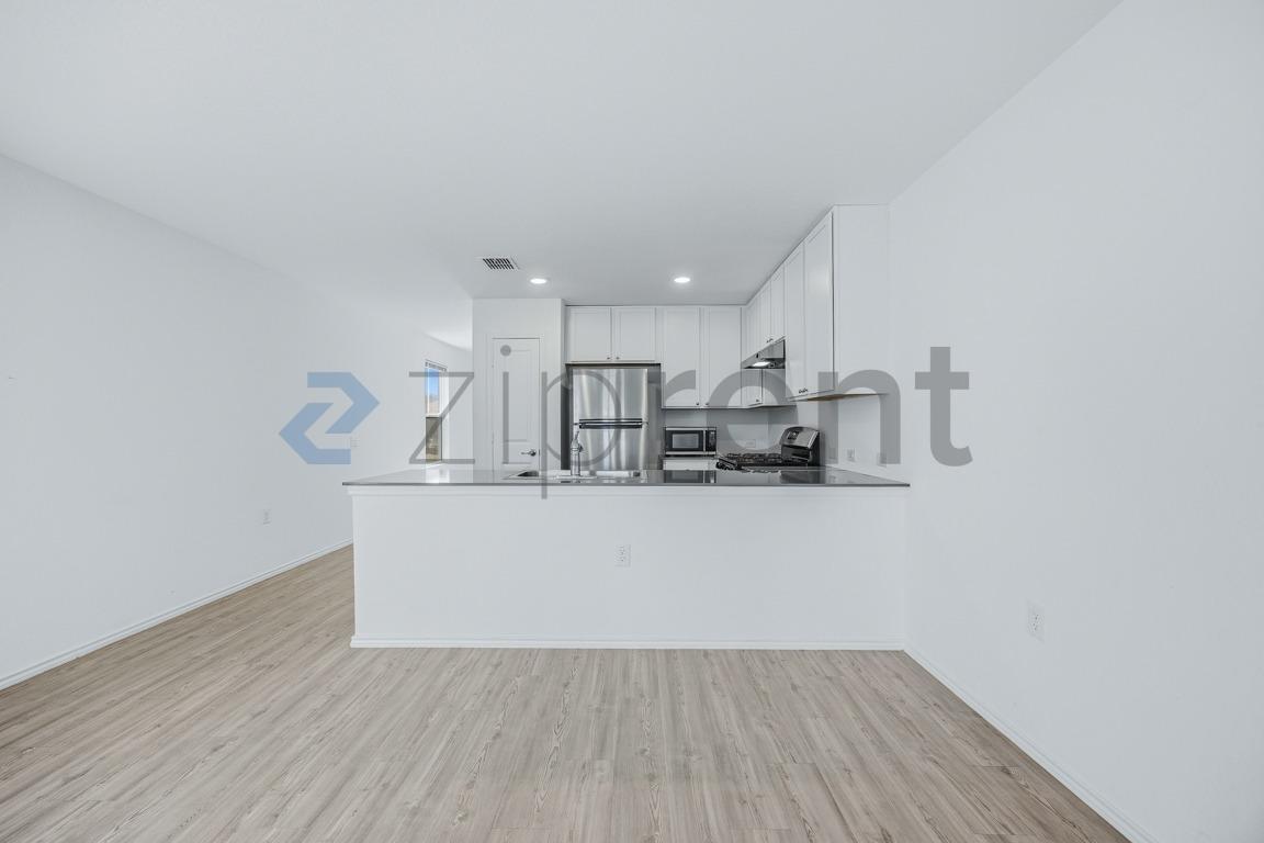 Building Photo - 10106 Ana Hts