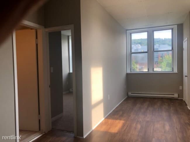 Building Photo - 2 br, 1 bath Apartment - 201-205 W Fourth st