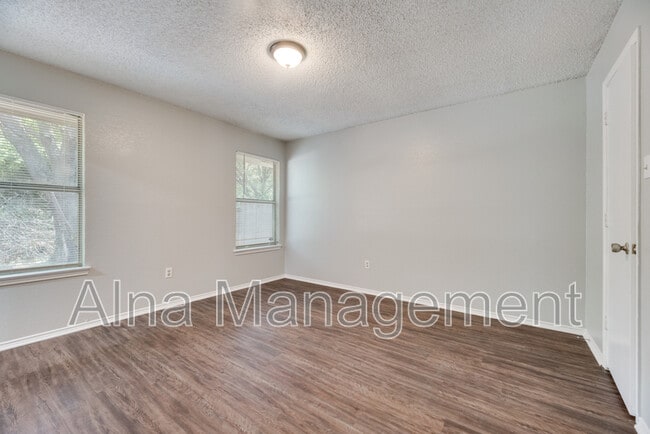 Building Photo - 2212 Windhurst Dr