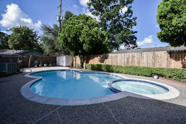 Building Photo - 5666 Overbrook Ln