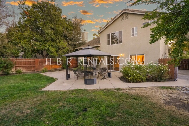 Building Photo - Bright Craftsman-Style 4 Bedroom Home in Q...