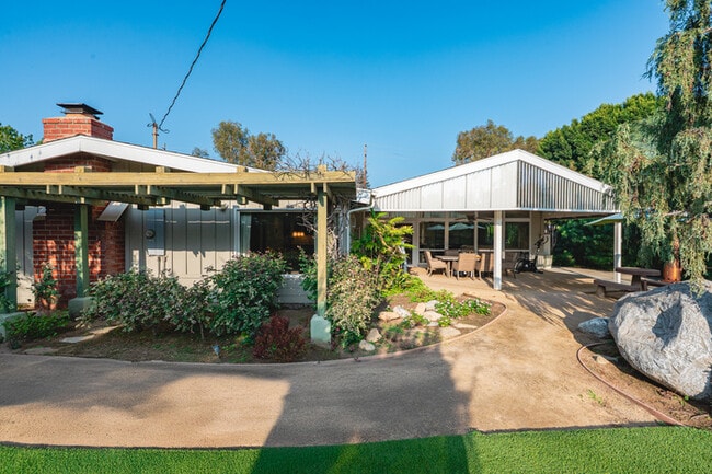 Building Photo - 1342 Skyline Dr